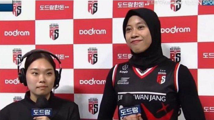 Megawati Hangestri saat sesi wawancara setelah Red Sparks mengalahkan IBK Altos pada pertandingan Liga Voli Korea Selatan, Selasa (17/10/2023). Mencatatkan debut manis di Liga Voli Korea Selatan, Megawati Hangestri dapat pujian dari media lokal.