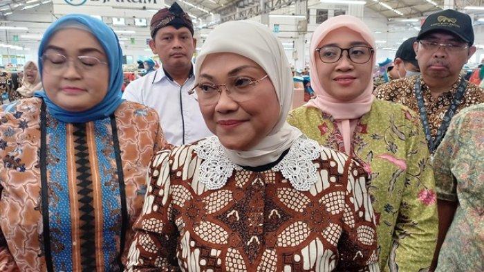 Menteri Tenaga Kerja Ida Fauziyah saat berkunjung di Pabrik Djarum Karangbener Kudus, Rabu (31/5/2023).