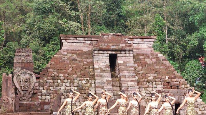 Mila Art Dance menampilkan karya berjudul Rikma dalam acara World Dance Day 2024 di Candi Sukuh Kecamatan Ngargoyoso Kabupaten Karanganyar, Minggu (28/4/2024). Sore.