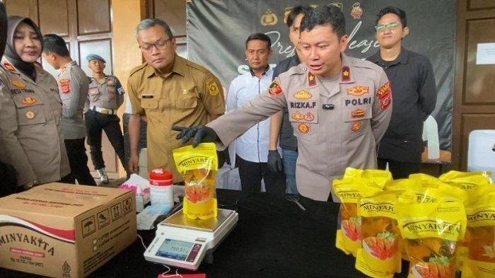 MINYAKITA PALSU - Pengungkapan gudang pengemasan MinyaKita palsu di Desa Cijujung, Kecamatan Sukaraja, Kabupaten Bogor, Senin (10/3/2025). Pelaku mendapatkan omzet Rp600 juta per bulan dari modus tersebut.
