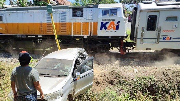 Mobil Toyota Avanza yang ringsek setelah tertabrak KA Pandan Wangi di perlintasan tanpa palang pintu di Kelurahan Klatak, Kecamatan Kalipuro, Banyuwangi, Rabu (30/8/2023).