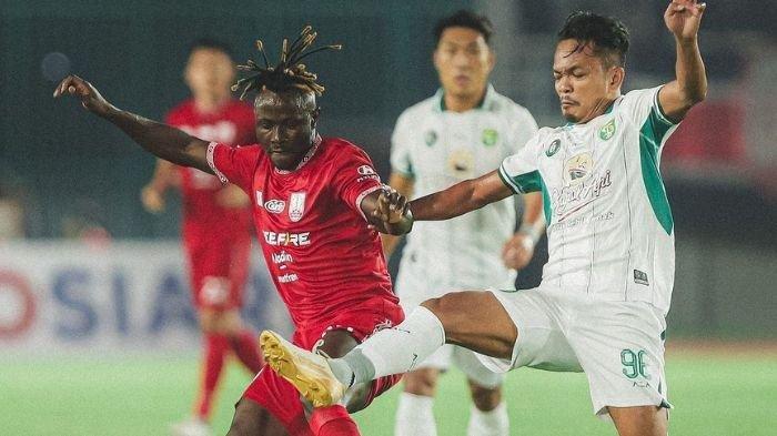 Moussa Sidibe (kiri) saat beraksi di laga Persis Solo vs Persebaya Surabaya di Stadion Manahan, Surakarta, Sabtu (24/6/2023). (Persis Solo)
