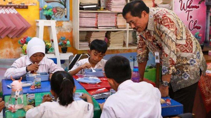 PJ Gubernur Jateng Nana Sudjana mengecek pelaksanaan program Desa B2SA di SD Bedono II, Kecamatan Jambu, Kabupaten Semarang pada Selasa, 27 Agustus 2024.