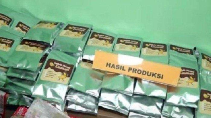Barang bukti keripik pisang mengandung narkoba yang disita tim Bareskrim Polri dari 8 pelaku di 4 lokasi berbeda, yakni masing-masing satu lokasi di Cimanggis (Depok), Magelang Jawa Tengah, dan dua lokasi di Bantul Yogyakarta.