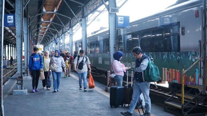 ILUSTRASI di Stasiun Semarang Tawang Bank Jateng.