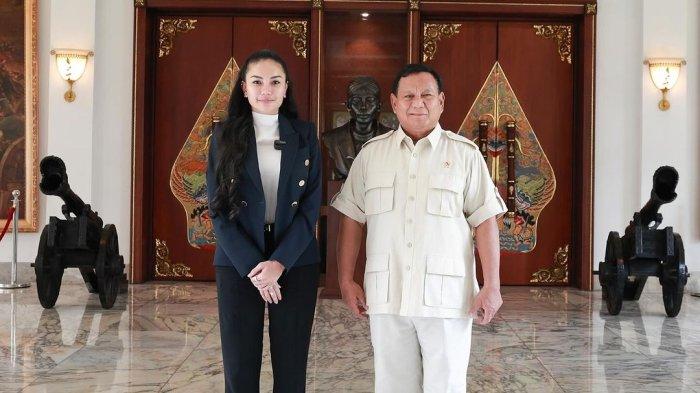 Nikita Mirzani berfoto bersama Prabowo.