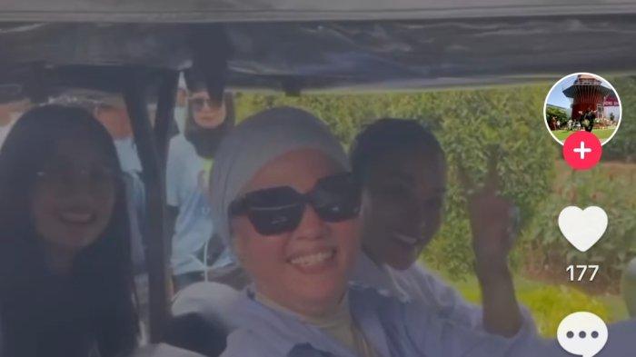 Nikita Mirzani dan ibunda Rizky Irmansyah duduk satu mobil