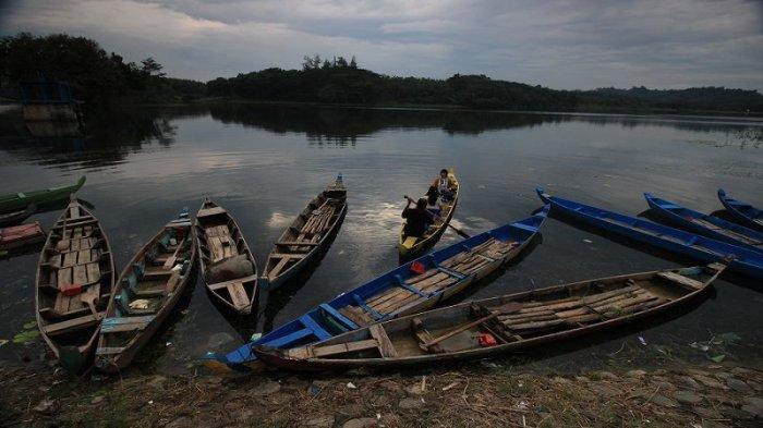 Nikmatnya suasana senja di Waduk Greneng Desa Tunjungan Kecamatan Tunjungan, Kabupaten Blora.