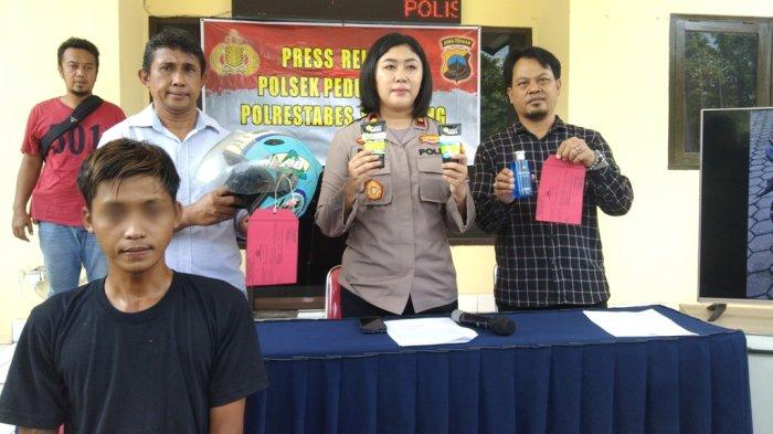 Nur Cahyo pengutil sabun cuci muka dan parfum di Alfamart Jalan Tlogosari Raya Mukthiharjo Kidul Pedurungan Semarang dihadirkan pada konferensi pers beserta barang curiannya.