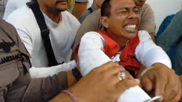 Nyoman Sukena pria asal Badung, Bali terancam 5 tahun penjara karena pelihara landak jawa.