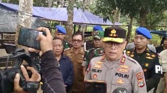 OLAH TKP PENEMBAKAN - Kapolda Lampung Irjen Helmy Santika saat mendatangi TKP penembakan di Way Kanan, Selasa (18/3/2025). Irjen Helmy mengungkap penemuan 12 selongsong peluru di lokasi penembakan hingga tiga anggota polisi gugur dalam tugas penggerebekan judi sabung ayam di Way Kanan. (DOK. Humas Polda Lampung)