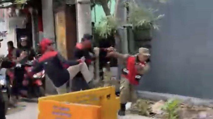 Oknum buruh tendang anggota Satpol PP saat demo di Surabaya, Kamis (30/11/2023). (Dokumen: tangkapan layar video viral)
