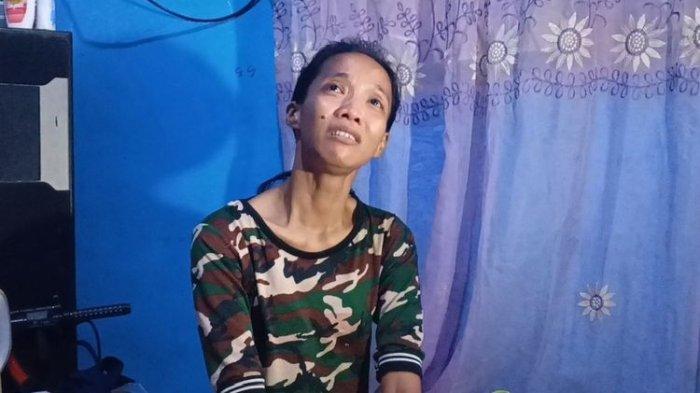Kamelia (38) ibu dari siswa SD kelas IV di Medan yang viral disuruh gurunya belajar di lantai saat diwawancarai di rumahnya di Jalan Brigjen Katamso, Medan, Sumatera Utara, Jumat (10/1/2025).