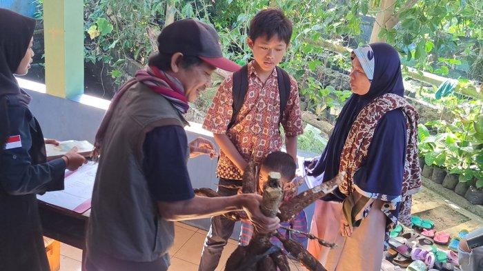Orangtua calon siswa saat datang mendaftarkan anaknya ke MTs Pakis dengan hanya membawa hasil bumi, Senin (15/7/2024).