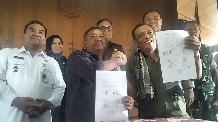 Ketua MPC Pemuda Pancasila, Munaji (Kiri) dan Ketua DPC GRIB Jaya Blora, Sugiyanto saat menunjukkan surat pernyataan deklarasi damai di Pendopo Kabupaten Blora, Rabu (15/1/2025).