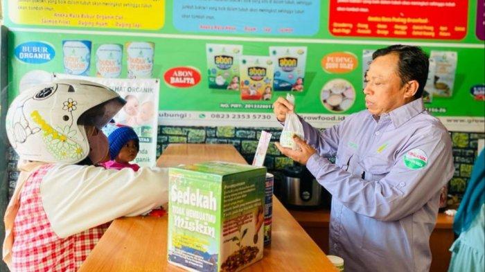 Owner Grow Food Iman Syaefudin, terlihat sedang melayani pelanggannya yang hendak membeli bubur organik untuk anaknya. Berlokasi di outlet Grow Food cabang utama Jalan Pala Raya nomor 47, Desa Mejasem, Kecamatan Kramat, Kabupaten Tegal, Sabtu (30/9/2023).