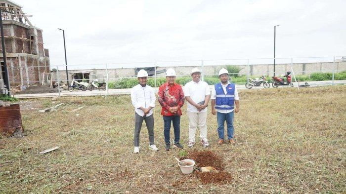 Owner The Royal Calista, Ali Zaenuri Sabari saat meresmikan rumah contoh tipe Serenia sekaligus groundbreaking Club House, Sabtu (3/2/2024).