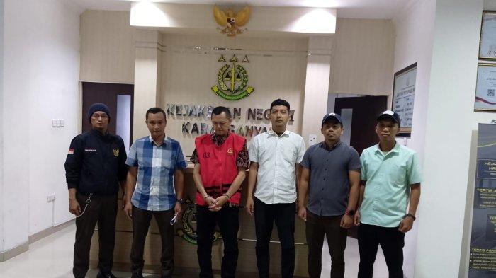 PENETAPAN TERSANGKA BARU. Kejari Karanganyar menetapkan tersangka baru dalam kasus dugaan korupsi pengadaan Alkes pada Senin (2/6/2025) malam.