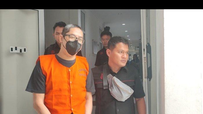 PENYERAHAN TERSANGKA - Tersangka kasus penganiayaan, Hariyadi diserahkan ke Kejari selepas bukti dan pemberkasan kasus ini dinyatakan lengkap, Kota Semarang, Selasa (20/5/2025).