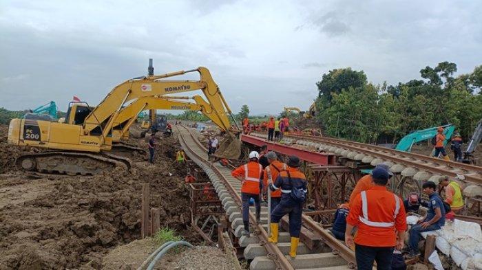 PERBAIKAN REL - PT Kereta Api Indonesia (KAI) kebut perbaikan rel kereta api yang rusak diterjang banjir di Desa Papanrejo, Kecamatan Gubug, Kabupaten Grobogan, Sabtu (1/2/2025). Proyek pemulihan rel kereta ini ditargetkan selesai pada tanggal 5 Februari 2025. (TRIBUNJATENG/FACHRI SAKTI NUGROHO)