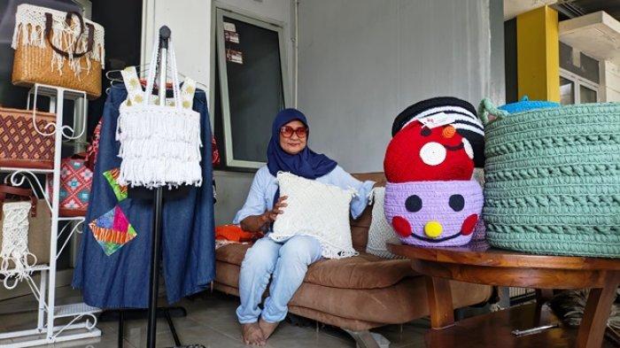 PRODUK UMKM - Indah Prihatiningsih (60), pemilik Ekkyta Collection memamerkan beragam produk buatannya mulai dari rajutan hingga pakaian dari kain perca di rumahnya yang beralamat di Kampoeng Semawis Blok M 21, Kedungmundu, Semarang. (TRIBUNJATENG.COM/REZANDA AKBAR D.)