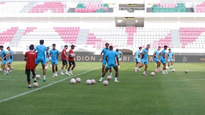 PSIS Semarang saat jalani uji lapangan Stadion Jatidiri jelang menjamu Malut United pada laga pekan ke-16 BRI Liga 1 2024/2025, Sabtu (21/12/2024). Laga PSIS vs Malut United akan berlangsung Minggu (22/12/2024) sore