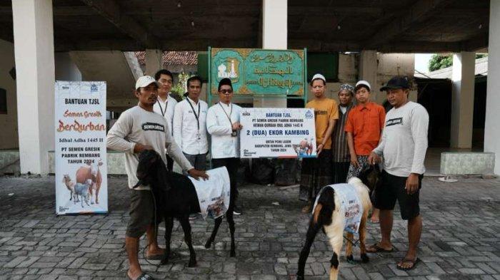 PT Semen Gresik Pabrik Rembang menyerahkan secara simbolis bantuan hewan kurban hari Raya Idul Adha 1445 H kepada perwakilan dari desa sekitar perusahaan (14/6).