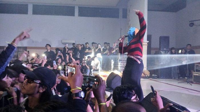 PUKAU PENONTON- Band Sukatani asal Purbalingga yang tengah viral manggung di Gedung Korpri Slawi, Kabupaten Tegal, Minggu (23/2/2025). Dalam konser tersebut mereka tidak menyanyikan lagu Bayar Bayar Bayar. (Tribun Jateng/ Fajar Bahruddin Achmad)