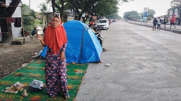 Para Korban Banjir Manfaatkan Jalan Pantura Demak-Kudus Untuk Mengungsi Dengan Membangun Tenda-tenda Di pinggiran Jalan