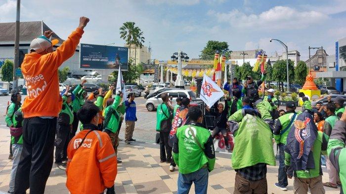 OJOL GELAR AKSI - Para Ojol yang tergabung dalam Garda Solo Raya menggelar aksi di depan Balai Kota Solo pada Selasa (20/5/2025) siang.