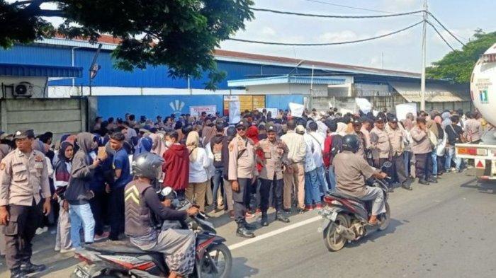 Para buruh pabrik PT CTG menggelar aksi unjuk rasa di jalan lingkar Pemalang menuntut hak karyawan dibayarkan usai pabrik garmen ditutup, Rabu (7/3/2024).