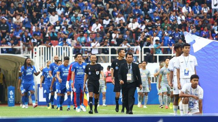 Para pemain, wasit, dan pengawas pertandingan saat memasuki lapangan Stadion JatidiriSemarang ketika PSIS menjamu Persebaya dalam laga lanjutan Liga 1 2023/2024 beberapa waktu lalu.