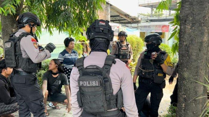 Para pengamen diringkus Tim Sparta Sat Samapta saat pesta minuman keras (miras) di Taman Gilingan Banjarsari kota Surakarta, Senin (24/7/2023)