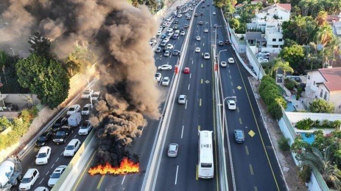 Para pengunjuk rasa memblokir Jalan Utara nomor 2, Tel Aviv.