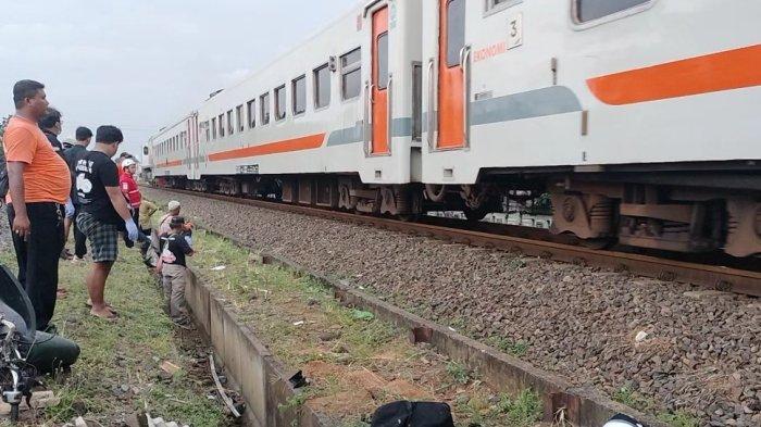 EVAKUASI Jenazah - Para relawan melakukan evakuasi jenazah korban tertemper kereta api, diketahui korban merupakan pelajar.