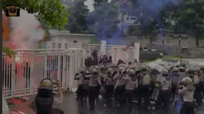 Para suporter PSIS Semarang melakukan demonstrasi yang dibalas tindakan represif aparat kepolisian, di kawasan Stadion Jatidiri, Kota Semarang, Minggu (22/12/2024) sore.