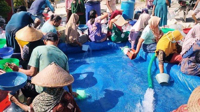 Para warga desa Pranti Lor Kecamatan Sulang berebut air bersih untuk memenuhi kebutuhan sehari-har