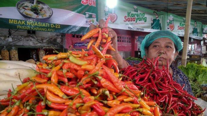 Pedagang di Pasar Karangayu Semarang tampak sedang menunjukan cabai dagangannya.