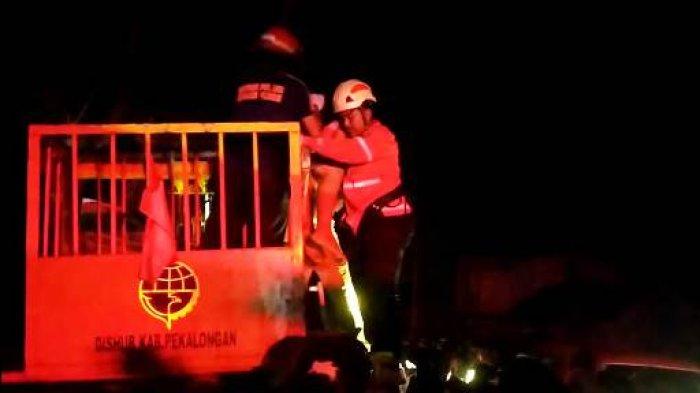 Pekerja saat tersengat listrik sedang memasang MMT bergambar salah satu Bacaleg DPR RI, di Jalan Raya Pahlawan, Kecamatan Bojong, Kabupaten Pekalongan, Senin (18/9/2023) sekitar pukul 18.00 WIB.