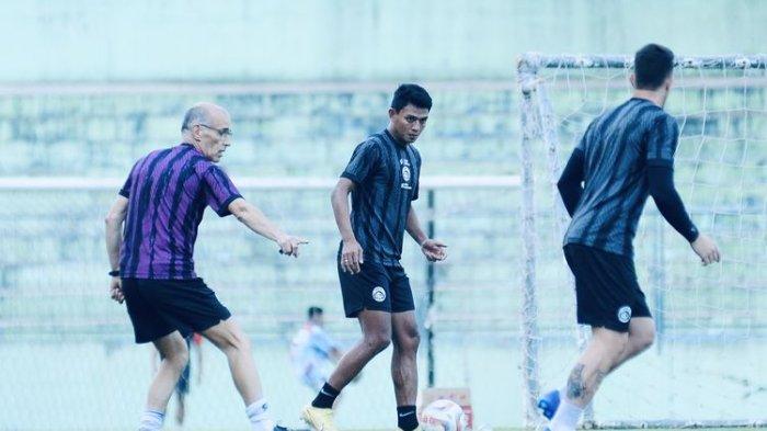 Pelatih Arema FC Fernando Valente saat latihan bersama tim.