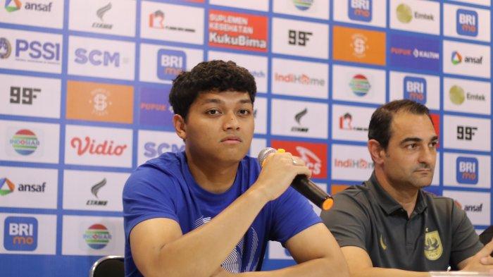 Pelatih PSIS Semarang Gilbert Agius bersama pemain Adi Satryo hadir dalam sesi pre match pressconference sehari jelang laga melawan Borneo FC di Stadion Segiri Samarinda, Sabtu (11/3/2023).