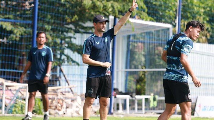 BERI ARAHAN: Pelatih PSIS Semarang Gilbert Agius saat memberikan arahan dalam sesi latihan tim Mahesa Jenar.