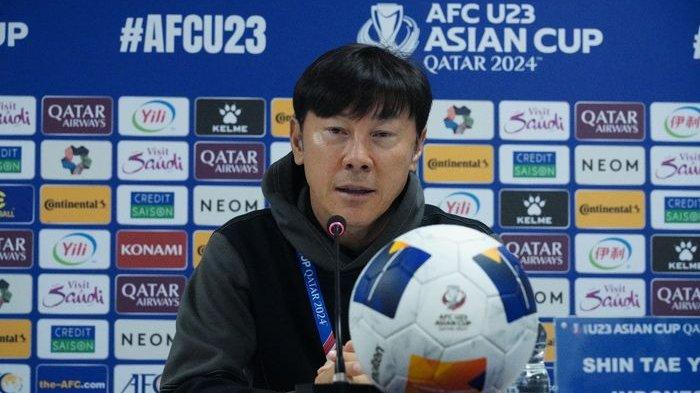 Pelatih Timnas U-23 Indonesia, Shin Tae-yong dalam konferensi pers sebelum laga lawan Korea Selatan pada Rabu (24/4/2024)