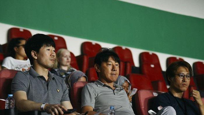 Pelatih timnas Indonesia, Shin Tae-yong, menyaksikan langsung laga Persib vs Port FC di Stadion Si Jalak Harupat, Bandung, Kamis (19/9/2024).