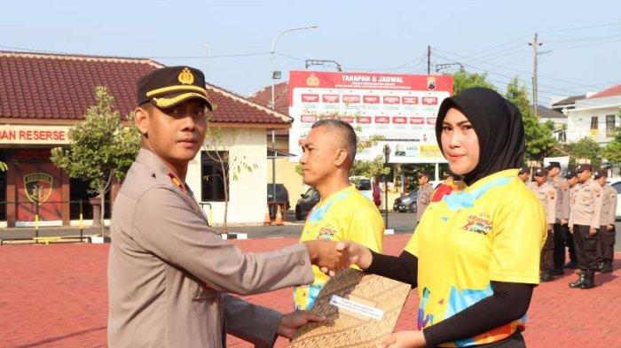 Pelepasan belasan peserta Kemala Run 2024 di halaman Mapolres Jepara, Jumat (7/6/2024).