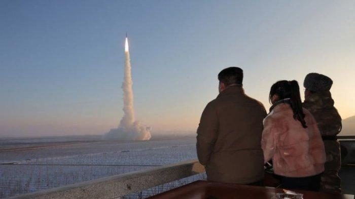 Peluncuran rudal balistik Hwasongpho-18 tersebut disaksikan secara langsung oleh pemimpin Korea Utara Kim Jong Un.