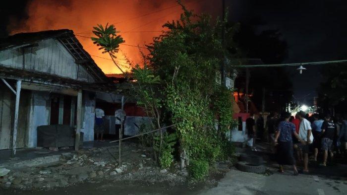 Pemadaman kebakaran Kabupaten Pekalongan saat memadamkan api yang membakar rumah produksi dan gudang batik di Wiradesa