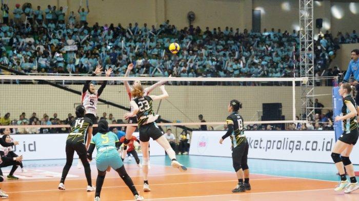 Pemain Jakarta Electric PLN Marina Markova melakukan smash keras saat melawan Jakarta Pertamina Enduro pada putaran kedua babak final four PLN Mobile Proliga 2024 di GOR Jatidiri, Semarang, Jawa Tengah pada Sabtu (13/7).