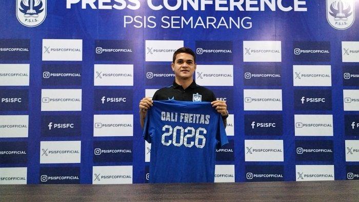 Pemain PSIS Semarang Gali Freitas tunjukkan jersey saat sesi foto dalam peresmian perpanjangan kontrak dirinya hingga musim 2026 di mess tim Jalan Semeru Dalam 1 Kota Semarang, Senin (12/2/2024) -