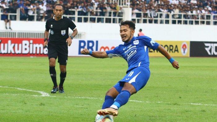Pemain PSIS Semarang Gian Zola mencoba menciptakan peluang shooting di dalam kotak penalti Persebaya Surabaya dalam lanjutan BRI Liga 1 2023/2023 di Stadion Jatidiri Semarang, Minggu (16/7/2023) lalu.